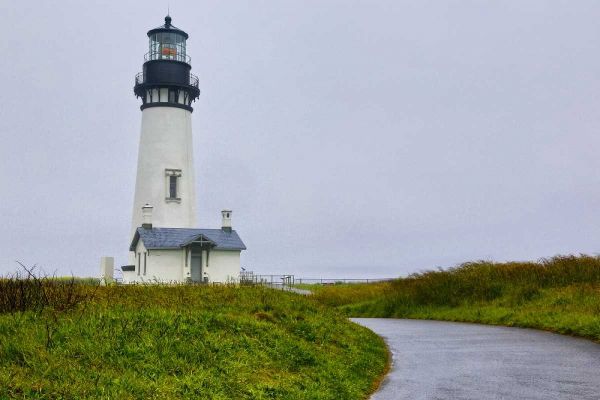 USA, Oregon Yaquina Head Lighthouse on foggy day